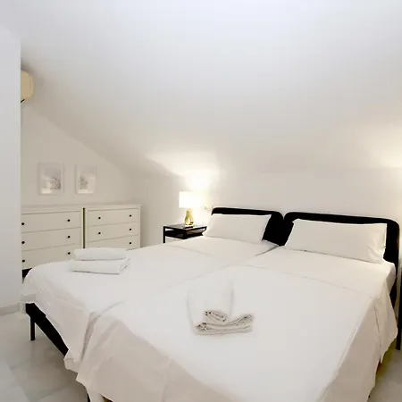 בית נופש West Townhouse Lara